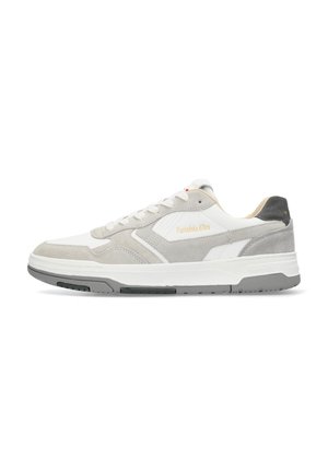 Sneaker grigio chiaro con tomaia in pelle e suede, suola in gomma, lacci piatti e branding sottile sul lato.