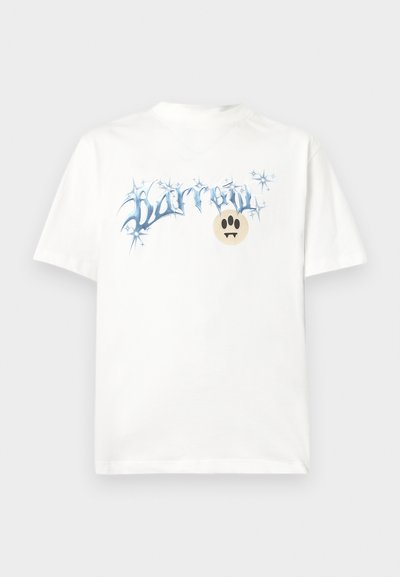 Λευκό κοντομάνικο μπλουζάκι με μπλε λαμπερό γοτθικό κείμενο και μια μπεζ κύκλο που περιλαμβάνει ένα μαύρο φαντασματικό πρόσωπο με δόντια στον στήθος.