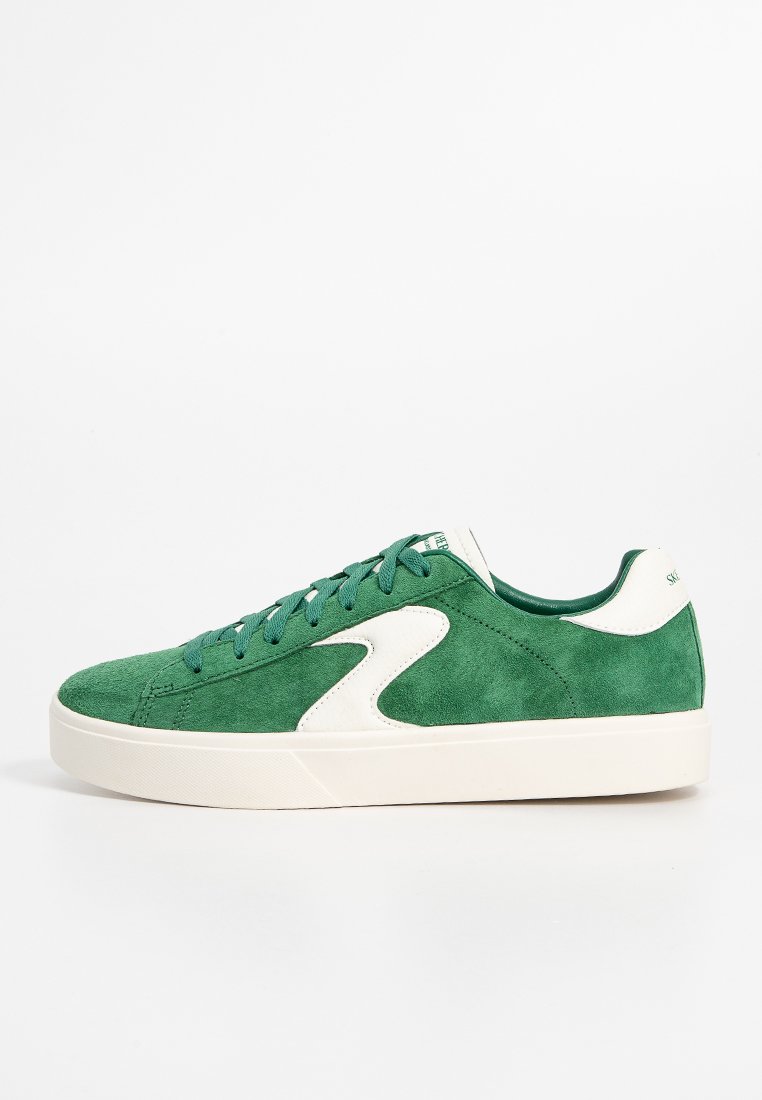 Groene suede sneakers met een witte accent swoosh, ronde neus, platte rubberen zool en groene veters. Heeft een zachte textuurafwerking.