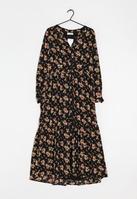 Abito nero a maniche lunghe con bottoni, fantasia floreale rossa e gialla, vita arricciata e gonna a strati, appeso a una gruccia nera su sfondo bianco.