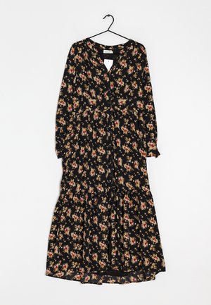 Zwarte lange mouwen knoopjurk met een rood en geel bloemenpatroon, gathered taille en gelaagde rok, hangend aan een zwarte hanger tegen een witte achtergrond.