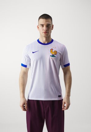 Wit gestreepte voetbalshirt met blauwe accenten, voorzien van een haan-embleem en sterren. Gecombineerd met bordeauxrode broek, korte mouwen en een ronde kraag.