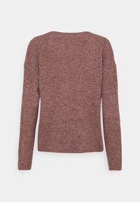 Gestreifter Strickpullover in Rosafarben mit Rundhalsausschnitt und langen Ärmeln. Weiche Textur, lässige Passform und minimale Nähdetails.