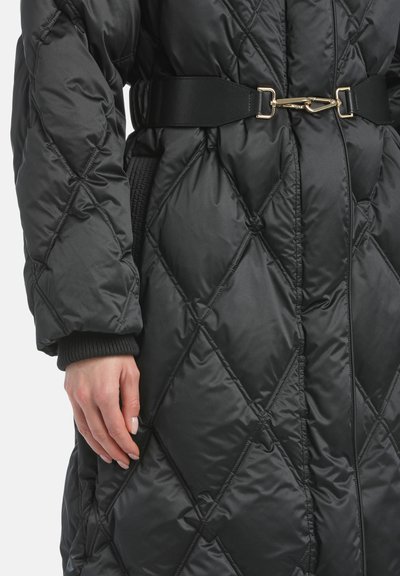Palton matlasat negru, cu umplutură, având talie cu curea, manșete ribbate și cusături diagonale pentru textură. Paltonul are un finisaj neted și lucios.