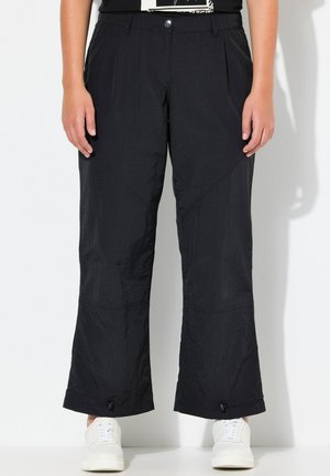 Pantalones negros ligeros con un ajuste holgado, con pliegues y una cinturilla elástica. Detalles notables incluyen costuras visibles y dobladillos ajustables.