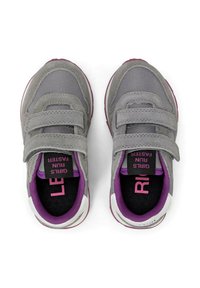 Scarpe sportive grigie con cinturini in Velcro, accenti viola, tessuto strutturato e suole in gomma. All'interno presentano la scritta "LE RAGAZZE CORRONO PIÙ VELOCI".