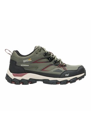 Scarpa da trekking bassa verde e nera con suola decorata, chiusura frontale con lacci e etichette "waterproof" e "Regatta Great Outdoors".