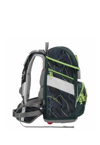 Mochila con un exterior de patrones oscuros que presenta acentos en verde y gris. Incluye compartimentos con cremallera y correas de hombro acolchadas para mayor comodidad.