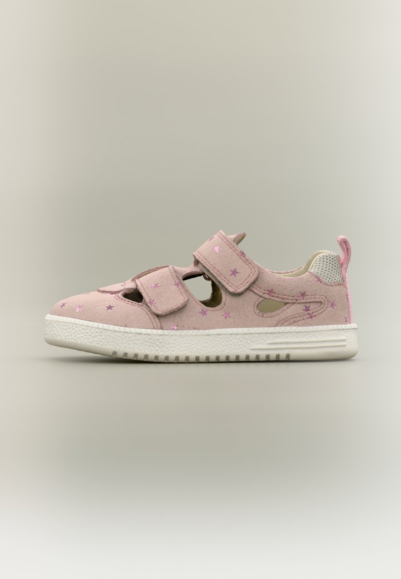 Ροζ παπούτσι από απαλό υλικό με μοτίβα αστεριών, διαθέτει διπλά λουράκια με βέλκρο, διαπνέοντα ανοίγματα και λευκή λαστιχένια σόλα.
