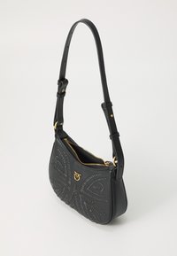 Schwarze Ledertasche mit geschwungener Form, geprägtem Blumendesign, goldfarbigem Reißverschluss und verstellbarem Tragegurt. Verfügt über dekorative Nähte.