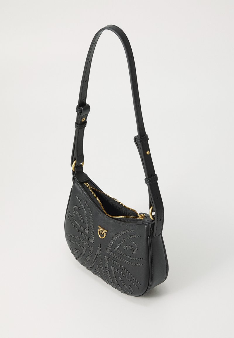 Borsa a tracolla in pelle nera con forma curvata, motivo floreale in rilievo, zip dorata e tracolla regolabile. Presenta cuciture decorative.