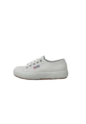 Sneaker bassa Superga bianca in tela con chiusura frontale con lacci e suola in gomma, etichetta con logo laterale visibile, vista laterale su sfondo bianco.