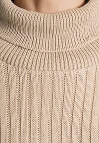 IN THE STYLE LORNA LUXE SUNDAY ROLL NECK STEP HEM JUMPER - Camisola - camel