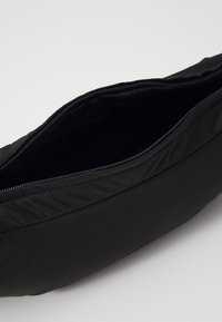 Guess Skuldertasker - black