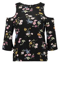 Czarna bluzka w kwiaty z dekoltem typu cold shoulder, z rękawami o długości trzy czwarte. Materiał jest lekki i ma kolorowe wzory kwiatowe.