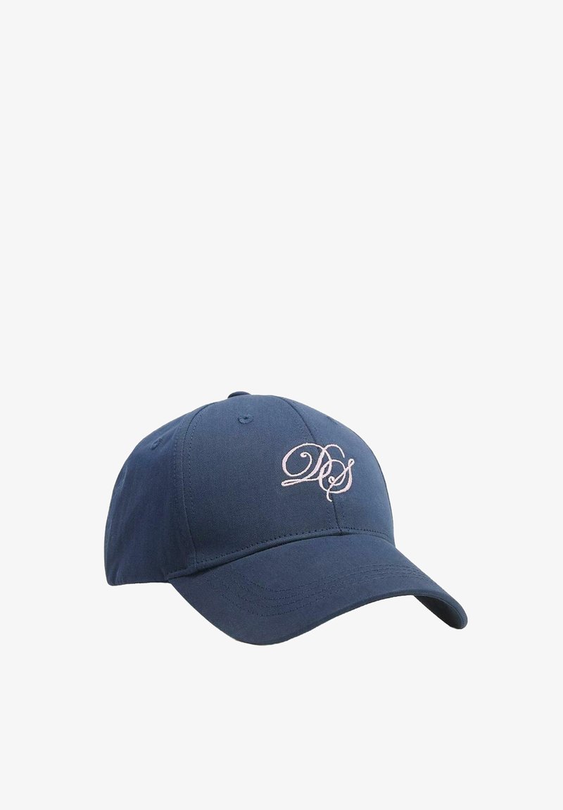Granatowa czapka baseballowa wykonana z bawełny, z lekko wygiętym daszkiem i wyszywanym różowym logo "DS" z przodu. Regulowany pasek z tyłu.