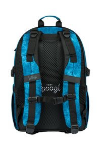 Zaino blu e nero, con schiena in rete, spallacci regolabili e dettagli con logo. Progettato con numerosi componenti hardware.