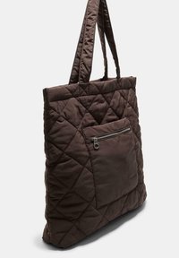 Borsa a spalla trapuntata marrone con motivo a diamante, dotata di una tasca anteriore con zip e due solide tracolle. Texture morbida e imbottita.