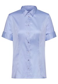 Chemise bleu clair à manches courtes avec boutons, col pointu et poignets pliés sur un fond blanc uni.
