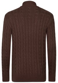 Brun kabelstrikket sweater med høj krave, der har teksturerede mønstre samt ribkanter ved ærmer og kant. Fremstillet af et blødt, strikket materiale.