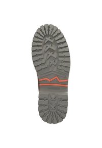 Suela de goma gris con un dibujo profundo y robusto para mayor tracción. Presenta bordes curvados y una línea de acento naranja. Marcada con detalles de marca y tamaño.