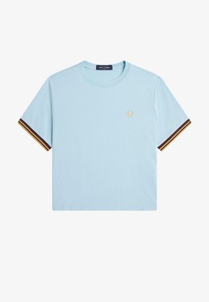 T-shirt bleu clair à manches courtes et col rond avec des poignets de manches rayés marron et jaune et un petit logo laurier jaune sur le côté gauche de la poitrine.