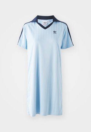 Lyseblå polo kjole med v-hals, korte ermer og marineblå detaljer. Har vertikale striper og en liten svart Adidas-logo på brystet.