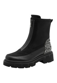 Bottine noire en cuir lisse et panneaux en suède, avec une section texturée à motifs serpent et une semelle en caoutchouc épaisse aux bords en zigzag.