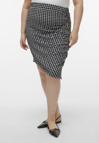 Čierno-biely sukňový kúsok s vzorom houndstooth, zdobený riasením, s elastickým pásom, dĺžkou po kolená a hladkou textúrou látky.