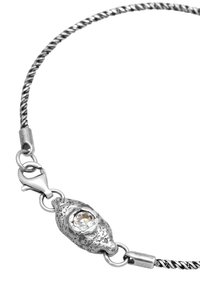 Silver vriden kedja armband har en texturerad hänge med en central klar ädelsten. Spänne med krok för säker fastsättning.