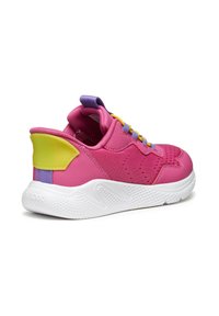 Sneaker rosa brillante con una toma superiore testurizzata, accento giallo sul tallone, lacci viola e suola in gomma bianca con un design del battistrada unico.