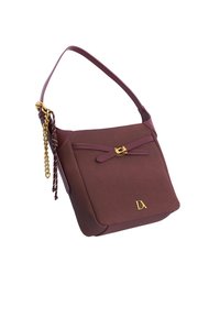 Bolso de tela color marrón oscuro con forma plana, herrajes dorados y un detalle de lazo. Cuenta con una sola correa para el hombro con un detalle de cadena.