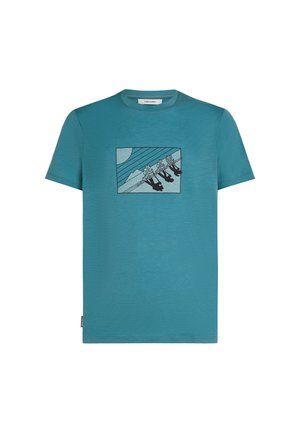 Teal kortærmet t-shirt lavet af blødt stof med et grafisk motiv af tre figurer på en gyngestativ foran en bjergbaggrund.