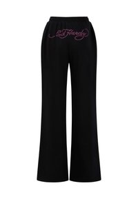 Zwarte, wijde joggingbroek met een elastische tailleband. Kenmerkt zich door paarse "Ed Hardy" logo-stiksel op de linkse heup. Zachte stoftextuur.