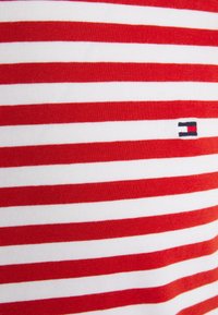 Tommy Hilfiger T-shirt básica - cinnabar red/white