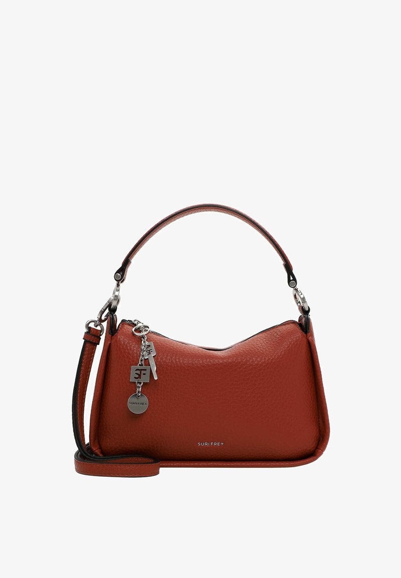 Czerwona skórzana torebka o teksturowanym wykończeniu, zaokrąglonym kształcie, podwójnych uchwytach oraz srebrnych akcentach metalowych, w tym zawieszce i detalu z logo.