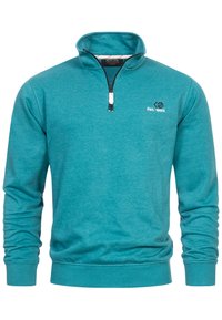 Suéter verde azulado con cuello de media cremallera, mangas largas, un logo en el pecho y puños y dobladillo acanalados. Hecho de un material suave y texturizado.