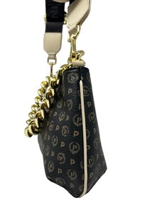 Borsa a tracolla in pelle nera con accento in catena dorata, caratterizzata da un motivo con logo. Ha una tracolla removibile e una superficie texture. Vista laterale mostrata.
