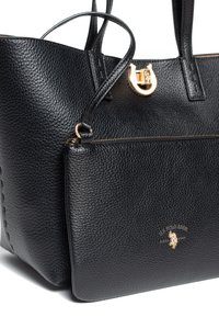 Czarna skórzana torba tote z teksturowanym wykończeniem, złotym okuciem i przednią kieszenią na zamek błyskawiczny. Posiada podwójne uchwyty do noszenia oraz tłoczone szczegóły logo.