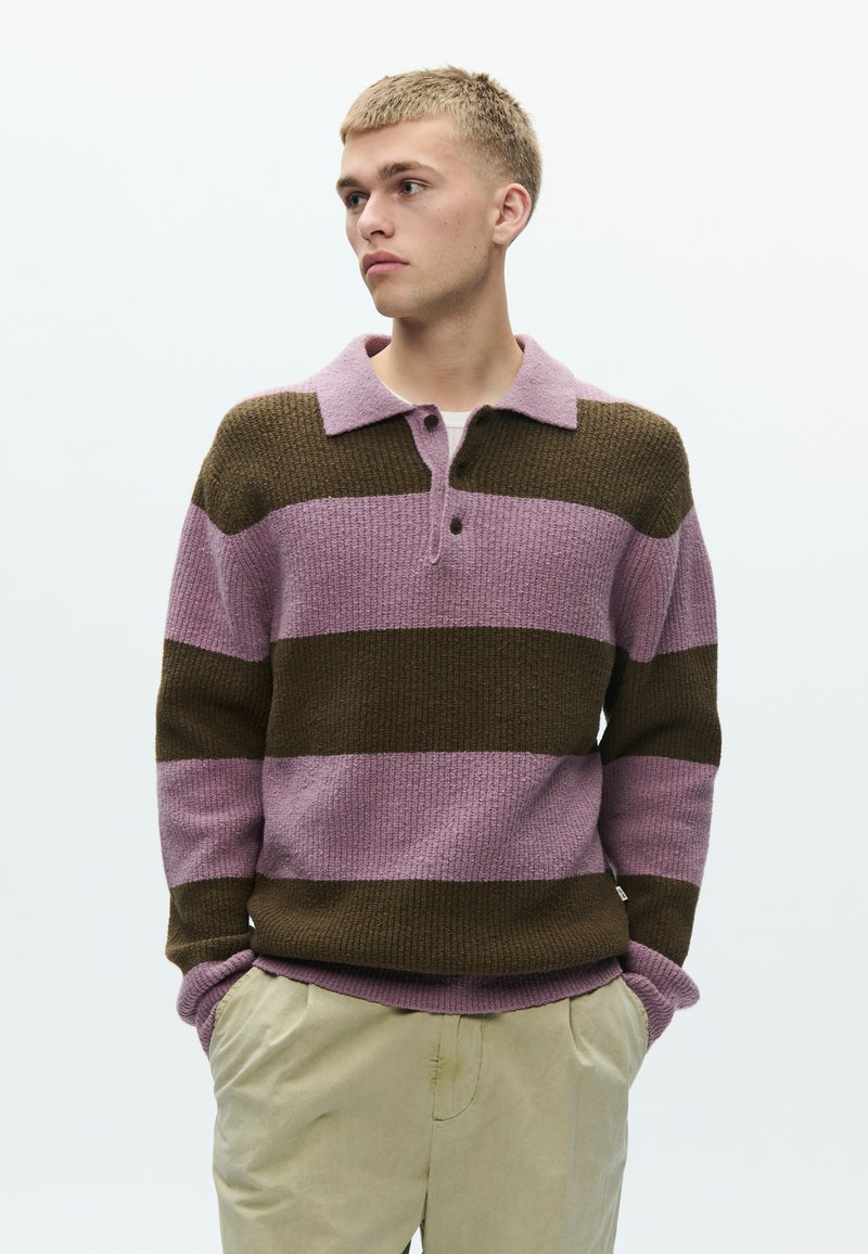 Πλεκτό πουλόβερ με καφέ και ανοιχτό μοβ οριζόντιες ρίγες, με γιακά και πατιλέτα με τρία κουμπιά. Υφασμάτινη υφή.