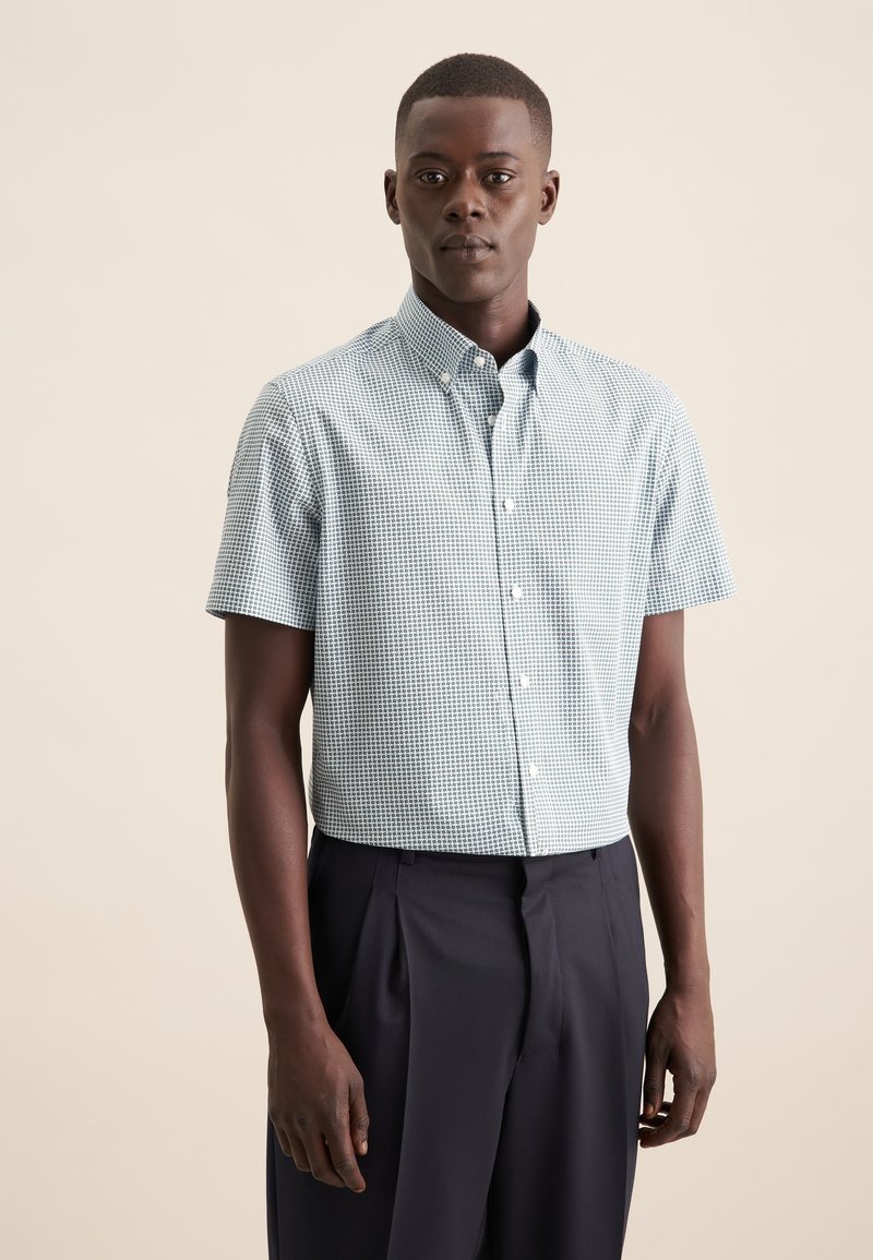 Korte mouwen in button-down stijl met een groen-wit ruitpatroon. Katoenen stof met een zachte textuur, voorzien van een standaardkraag en knoopsluiting.