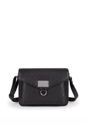 Borsa a tracolla in pelle nera con chiusura a patta, piastra metallica argento e dettaglio ad anello, con tracolla regolabile.