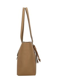 Borsa a mano in pelle color tan con una texture morbida, forma affusolata, lunghe tracolle e un dettaglio a nappina laterale. Il design presenta una chiusura superiore sicura.
