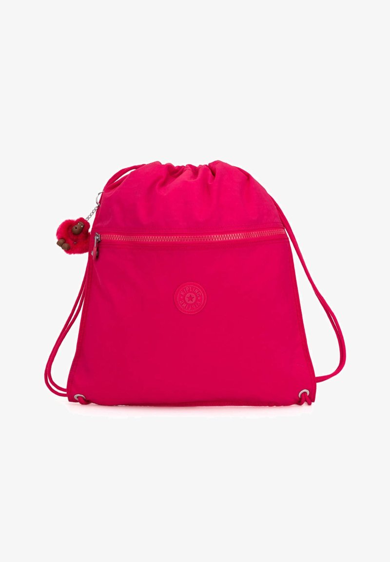Bolsa de cordón rosa hecha de tela resistente, con un bolsillo frontal con cremallera, un logotipo circular y un charm de pompón peludo adjunto.