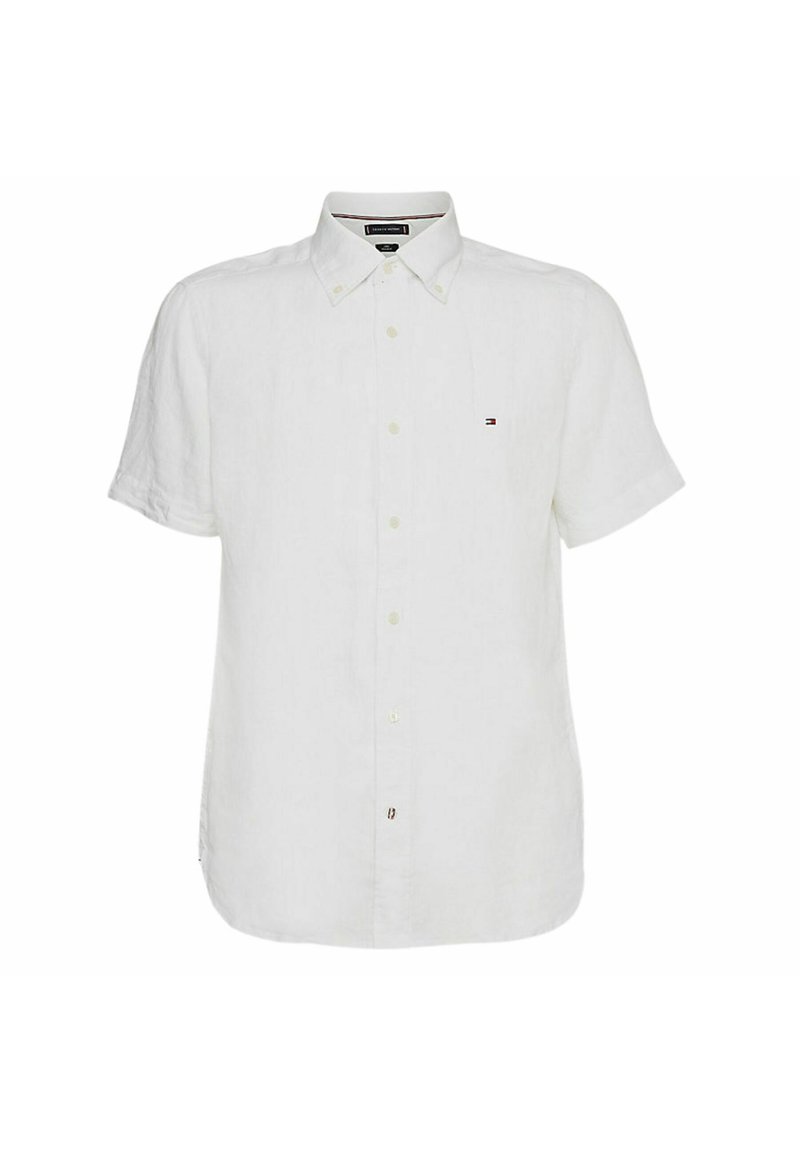 Camisa de lino blanca de manga corta con cuello abotonado, que presenta un pequeño logotipo en el lado izquierdo del pecho y cierres de botón visibles.