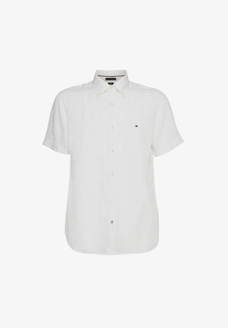 Camisa de lino blanca de manga corta con cuello abotonado, que presenta un pequeño logotipo en el lado izquierdo del pecho y cierres de botón visibles.