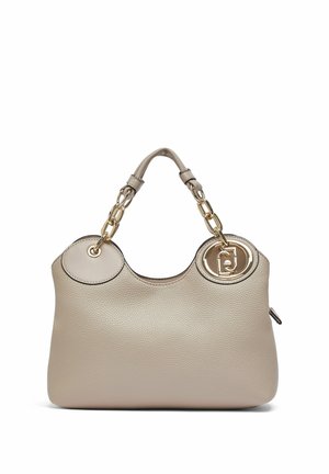 Beige gestructureerde leren handtas met gouden kettinghandvatten en een ronde gouden logohanger aan één kant, getoond op een witte achtergrond.