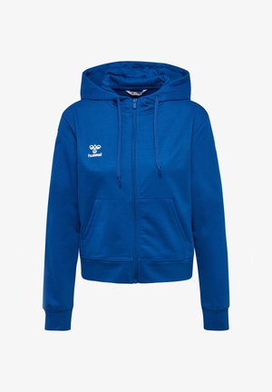 Blauer Kapuzenpullover mit Reißverschluss aus weichem Stoff, ausgestattet mit einer Kapuze mit Kordelzug, zwei Vordertaschen und einem kleinen weißen Logo auf der linken Seite.