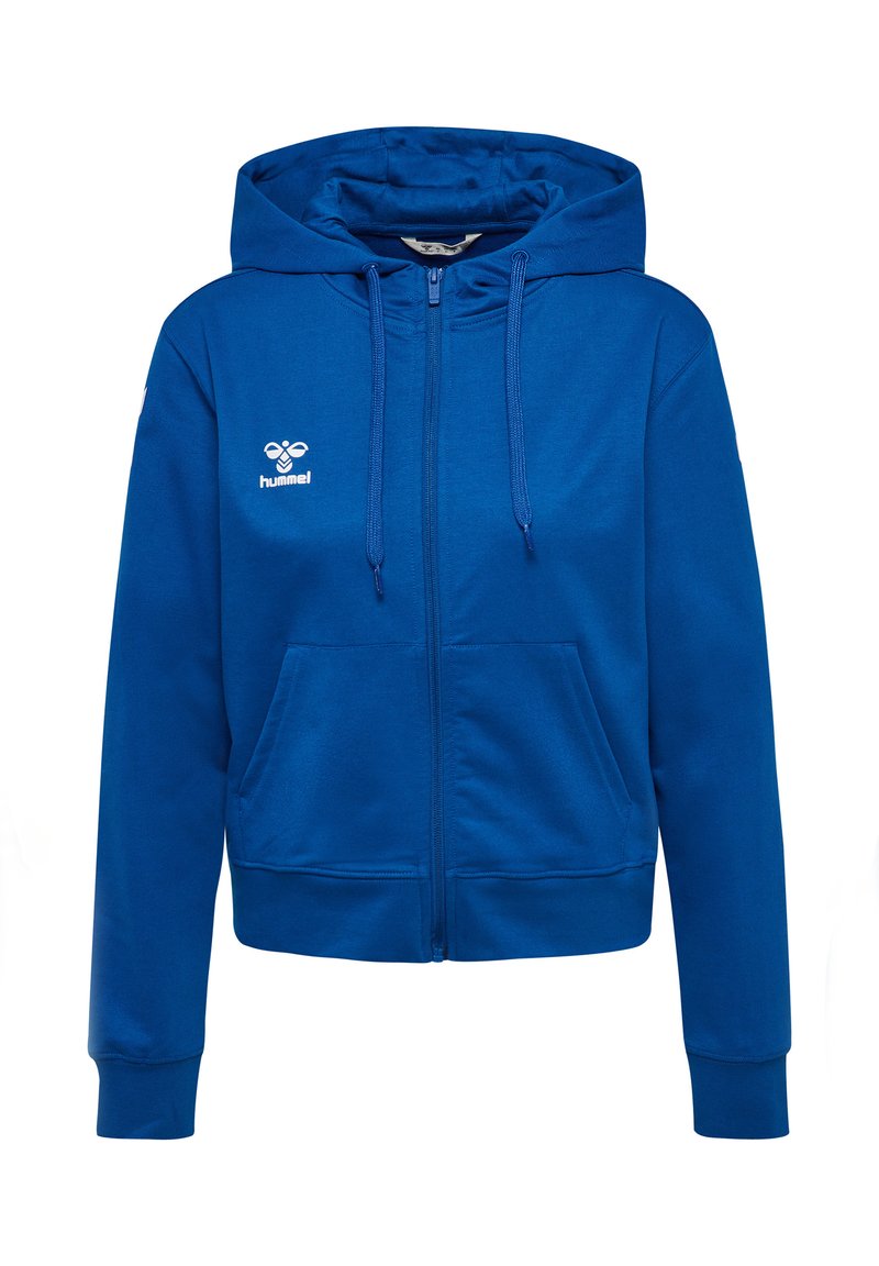 Blauwe hoodie met rits, gemaakt van zachte stof, met een capuchon met trekkoord, twee voorzakken en een klein wit logo aan de linkerkant.