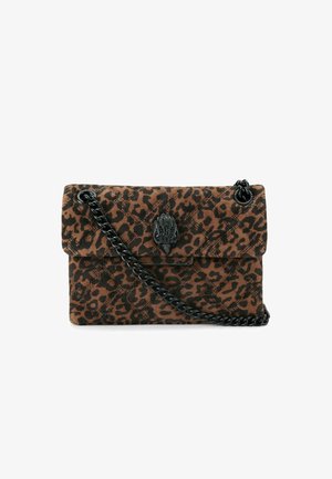 Borsa a tracolla con stampa leopardata marrone e nera, dotata di una catena nera e di una chiusura decorativa nera a forma di zampa di animale.